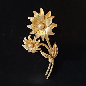 Vintage Goldtone Brooch Pin Flowers Faux Pearls